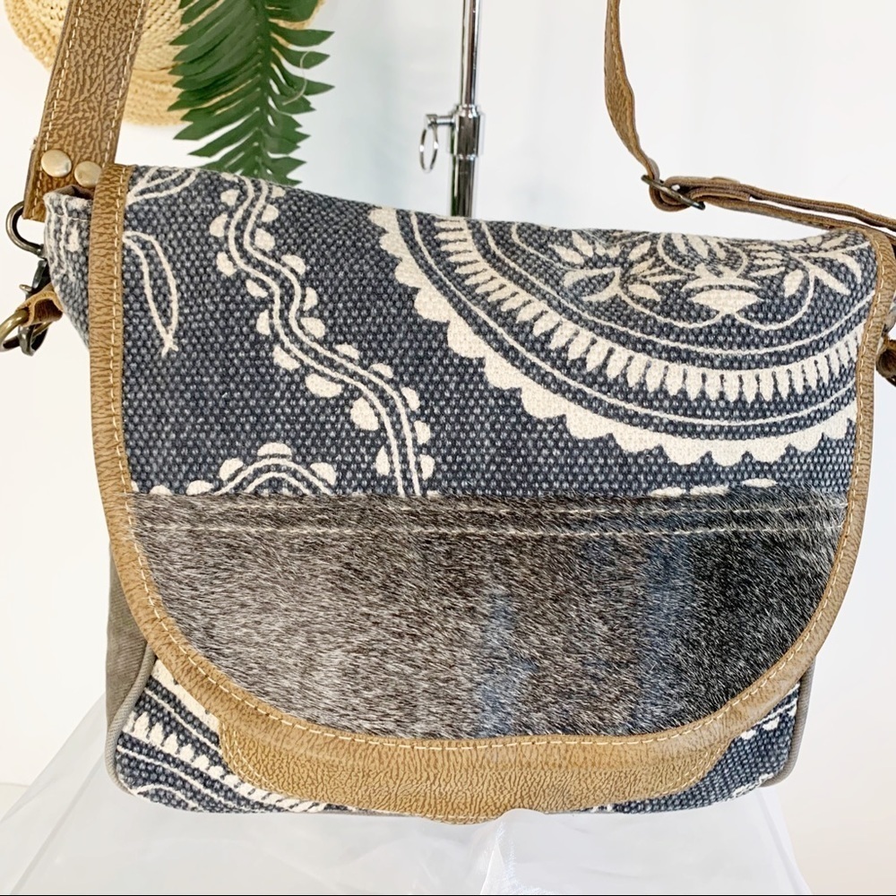 -Myra Bag MIDNIGHT BLUE MESSENGER Bag! Bag is a deep blue color!